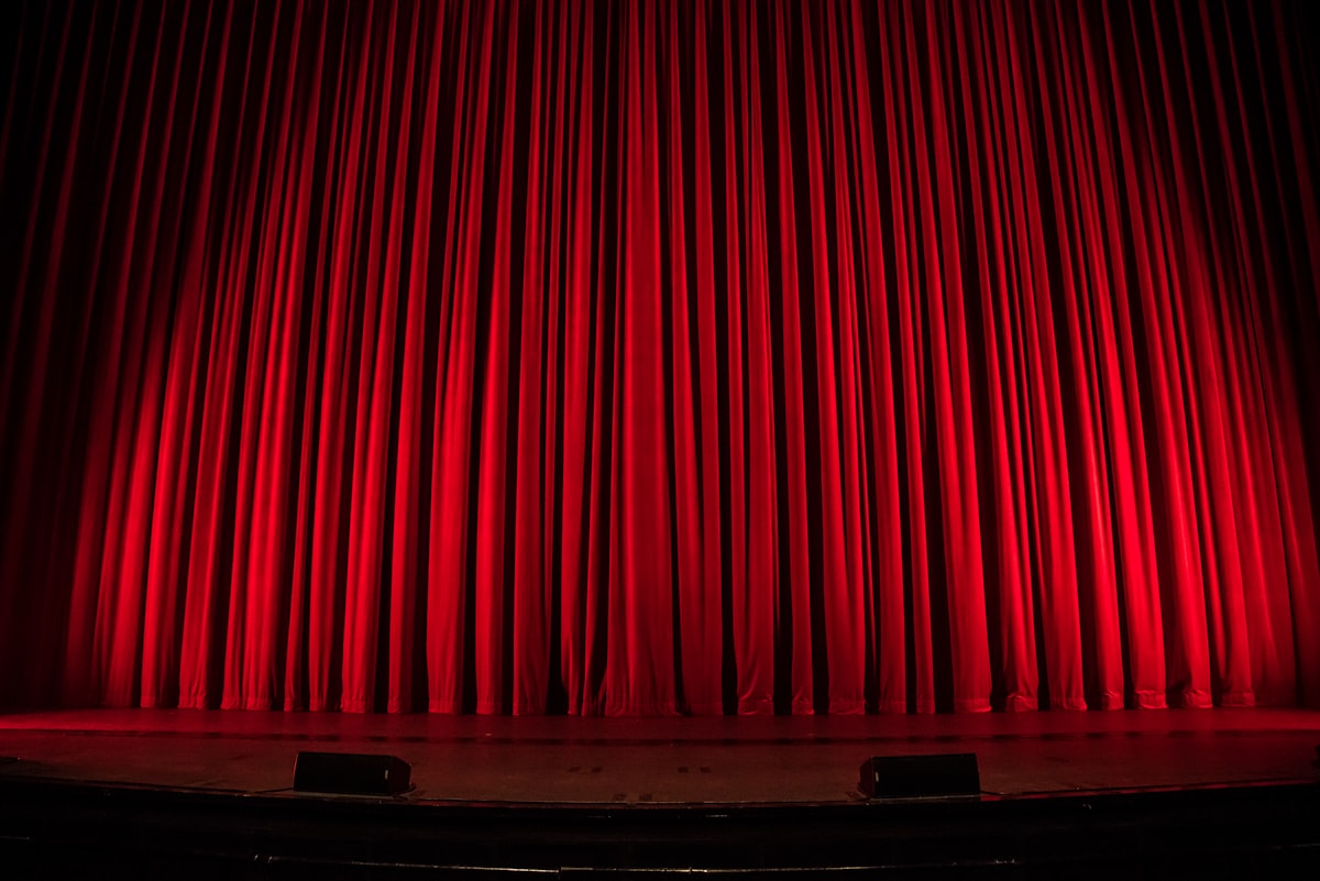 الموسيقى التصويرية في السينما العربية والعالمية: كيف تصنع الألحان نجاح الأفلام الخالدة؟
